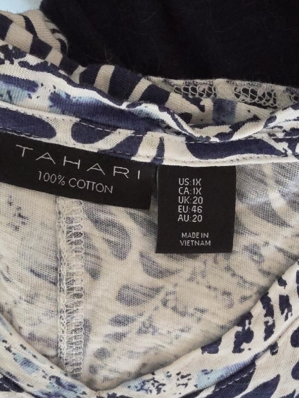 Tahari Navy and White Palm-Print V-Neck Tee - Picture 8 of 8